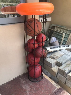 Piso que coloca el almacenamiento de la bola de los deportes del garaje de H1020mm W270mm, estante vertical del almacenamiento del baloncesto