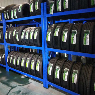 Los accesorios del coche del TUV exhiben el estante