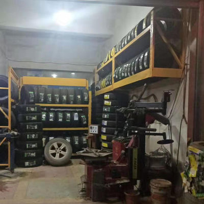 El estante de encargo de la LH Logo Heavy Duty Tire Rack, neumático del tapiz atormenta el estante de exhibición espesado, de acero para la tienda