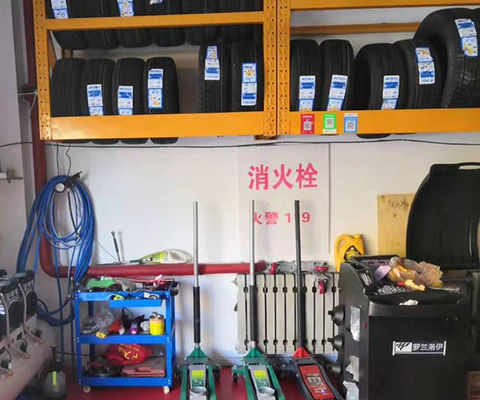El estante de encargo de la LH Logo Heavy Duty Tire Rack, neumático del tapiz atormenta el estante de exhibición espesado, de acero para la tienda