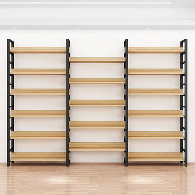 Hierro de la LH y estantes de madera