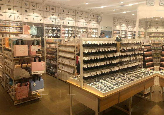 Hierro de HongChuang de la aprobación del TUV y estantes de madera para el boutique, estante del metal de la exhibición