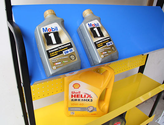 Estantes libres del color 4 del metal amarillo de la grada para la tienda de los accesorios del coche