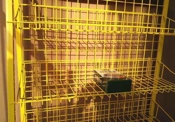 La exhibición amarilla del supermercado del metal del color atormenta la situación del piso